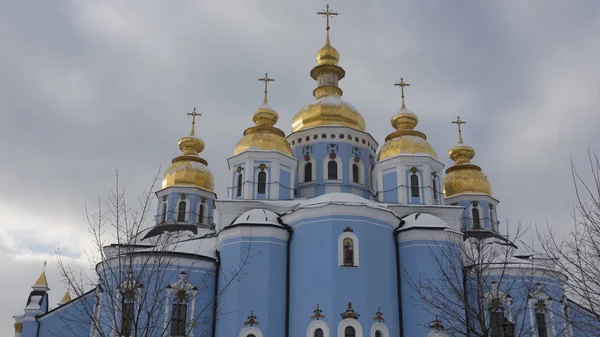 Fassade der Kathedrale St. Michael mit goldener Kuppel in Kiew — Stockfoto