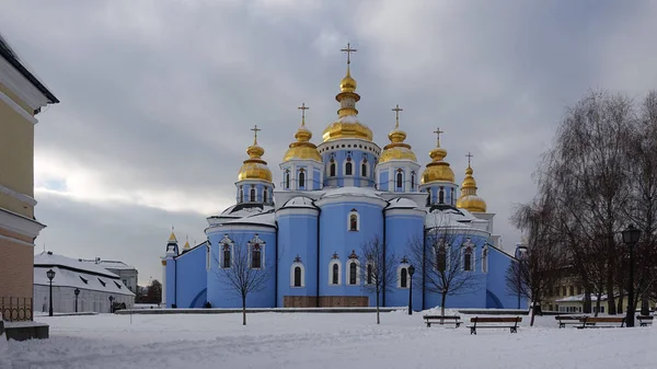 St Michaels Katedrali Kiev bir kış gününde gökyüzüne karşı