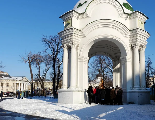 Les touristes regardent la sculpture de la fontaine Samson à Kiev sur la place Kontraktova. Hiver — Photo