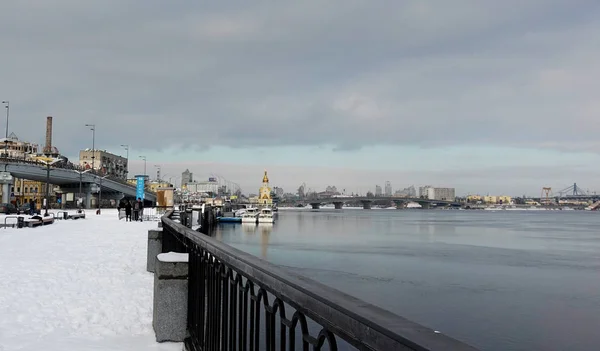 El terraplén del Dniéper en Kiev. El dobladillo. Invierno — Foto de Stock