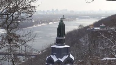 Anıt St. Vladimir Kiev Baptist. Kışın kar gün, Dinyeper görünümünü.