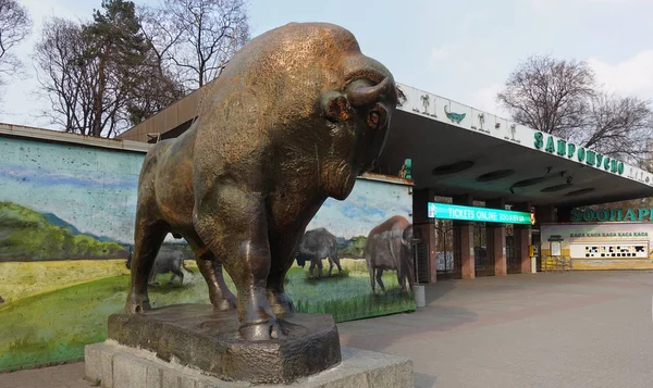 The Kiev Zoo. The main entrance to the zoo. Sculpture of the Bison — Stock Photo, Image