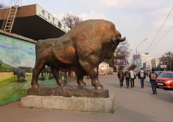 Sculpture of a bison near the zoo in Kiev — Stock Photo, Image