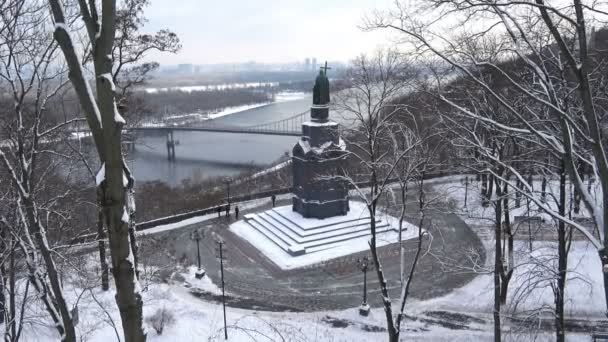 Zicht Het Monument Van Sint Vladimir Baptist Winterse Dag Kiev — Stockvideo