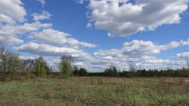Bahar peyzaj alanı ve bulutlu gökyüzü ile