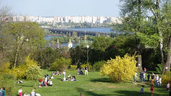 Loisirs des personnes dans le jardin botanique de Kiev et le fleuve Dniepr au printemps — Photo