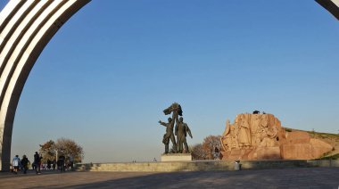 Bir sonbahar günü insanların dostluğuna adanmış heykel kompozisyonu