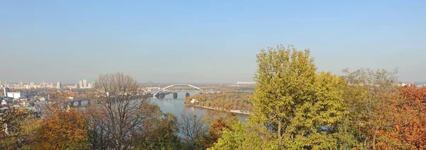 Панорама Дніпра з гір Києва згори. — стокове фото