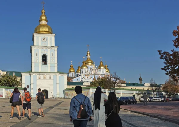 Turistas en la Plaza de San Miguel de Kiev caminando con la Catedral de la Cúpula Dorada de San Miguel — Foto de Stock