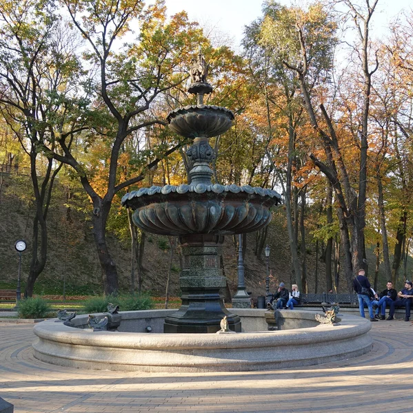 Fonte no meio do parque de outono Vladimirskaya Gorka em Kiev — Fotografia de Stock