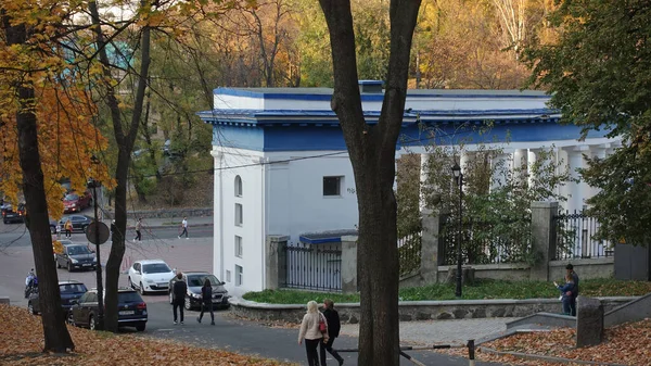 De hoofdingang van het Dynamo Stadion en de steeg van het Mariinsky Park — Stockfoto