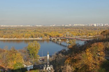 Güneşli bir günde Kiev tepelerinin ve Dinyeper 'in manzarası