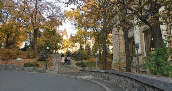 As pessoas sobem as escadas que levam ao Parque Khreshchaty em Kiev . — Fotografia de Stock