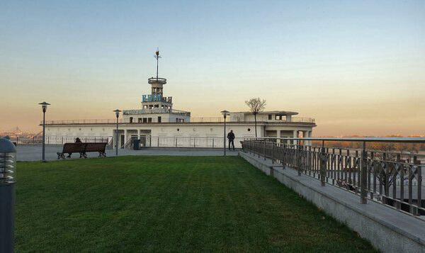 Киевский речной вокзал на Почтовой площади осенью
