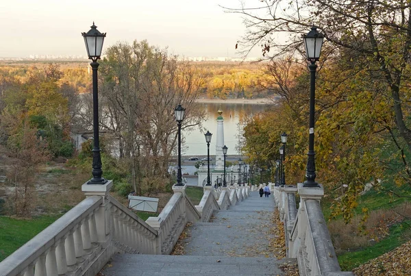 Staircase to the column of Magdebourg law on the slopes of the Dnieper in Kiev — Stok fotoğraf