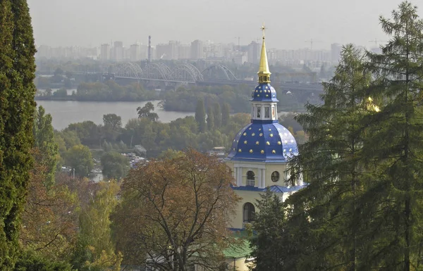De klokje toren van de Kiev-Vydubytsky Klooster — Stockfoto