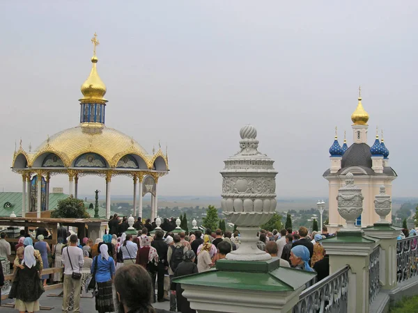 Pilgrims at the service in the Pochaev Lavra near the Summer Altar — ストック写真
