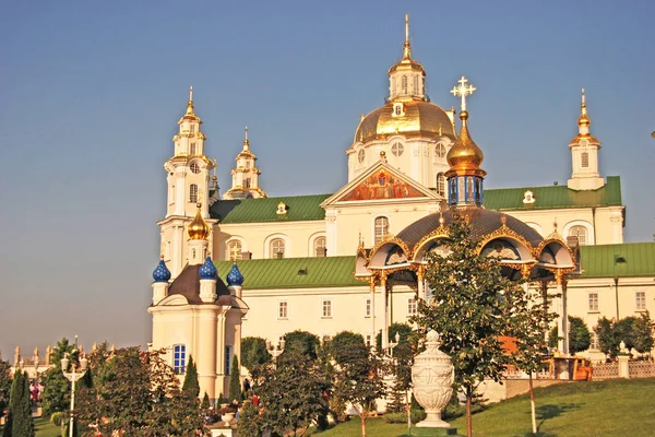Morgen in pochaev lavra, Blick auf die Kathedrale Mariä Himmelfahrt — Stockfoto