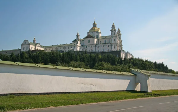 Übernahme Kathedrale von pochaev lavra gegen den Himmel — Stockfoto