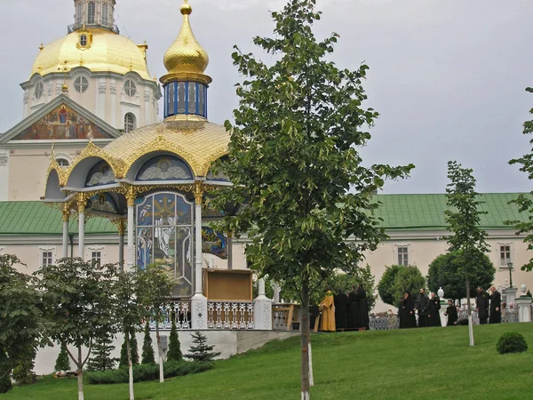 Altare estivo e Cattedrale dell'Assunzione a Pochaev Lavra — Foto Stock