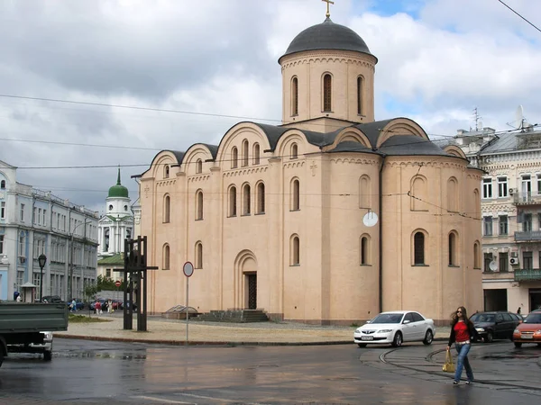 Kerk van de Hemelvaart van de Maagd Pirogoshchi op het plein Kontraktova. — Stockfoto