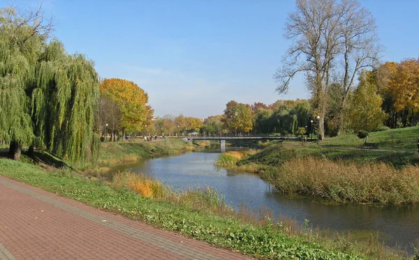 Kiev park in de herfst op een zonnige dag — Stockfoto