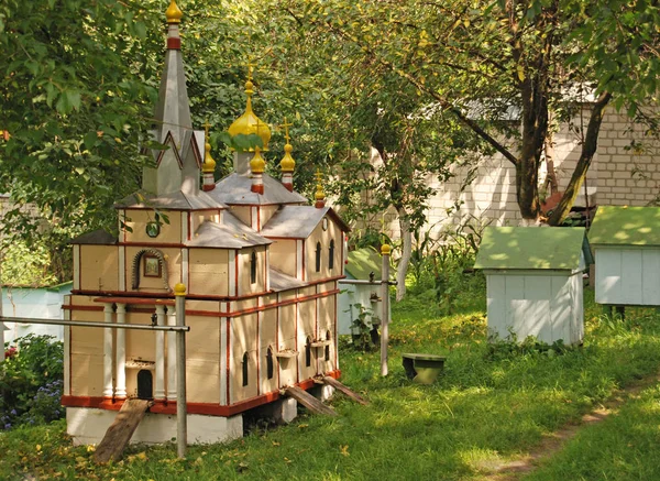 Ruche en forme de cathédrale de la Trinité au rucher du monastère — Photo