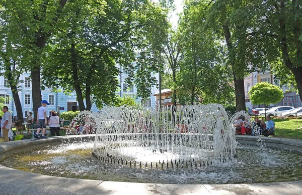 夏の日にKontraktova広場に噴水 — ストック写真