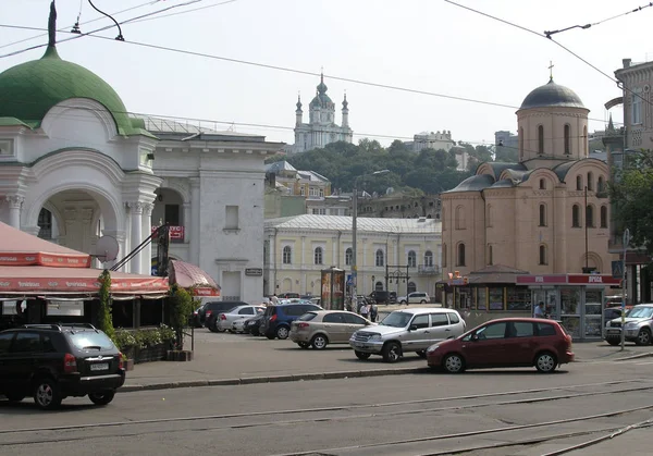 Podol, Vertragsgebiet. Blick auf die Kirche der Himmelfahrt des Theotokos Pirogoshchi, Samson-Brunnen, St.-Andrä-Kirche — Stockfoto