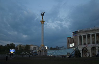 Kiev. Akşam Independence Meydanı 'nda.