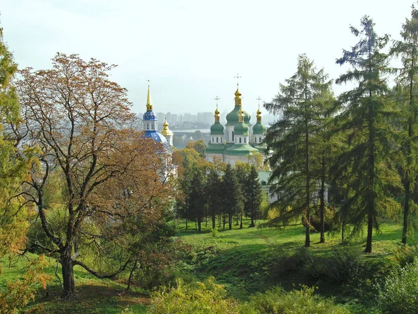 秋の日にキエフの植物園とヴィドゥベツキー修道院の眺め — ストック写真