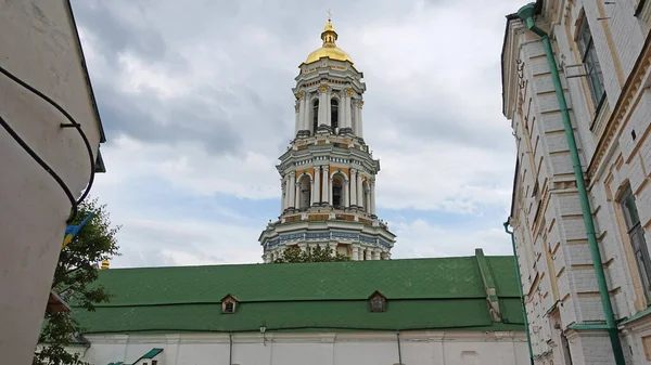 Архитектура Киево-Печерской лавры. Большая колокольня — стоковое фото