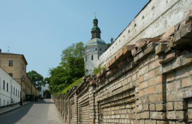 Kiev Pechersk Lavra 'daki eski güçlendirilmiş duvar.