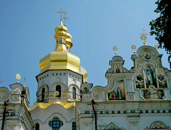 Blick auf die Kuppeln der Mariä-Himmelfahrt-Kathedrale von Kiew Pechersk Lavra an einem sonnigen Tag — Stockfoto