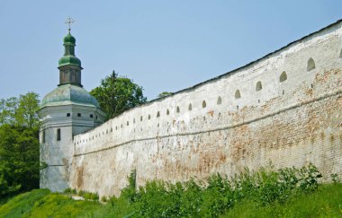 Saat kulesi ve Kiev Pechersk Lavra 'nın kale duvarı