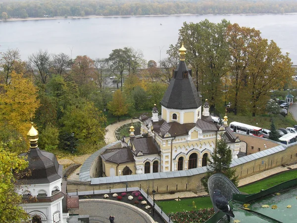 Kiev Pechersk Lavra 'da Kilisenin Hayat Veren Baharı — Stok fotoğraf