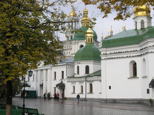 Die Heilig-Kreuz-Kirche in der Nähe der Höhlen der Kiewer Petschersk-Höhle — Stockfoto