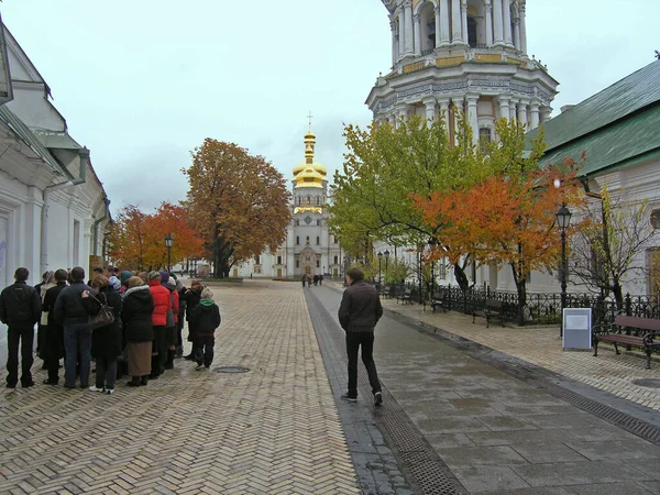 Туристы в Киево-Печерской лавре осенью — стоковое фото