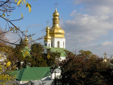 Kiev Pechersk Lavra 'nın yakınındaki mağaralarda bulunan Kutsal Haç' ın Yücelişi Kilisesi 'nin bir sonbahar günü görüntüsü.