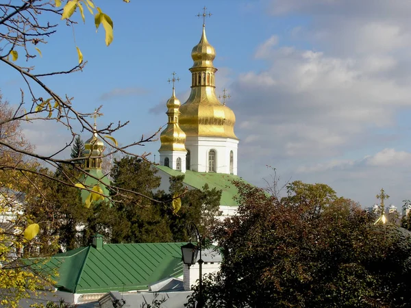 Vista de la Iglesia de la Exaltación de la Santa Cruz en las cuevas cercanas de Kiev Pechersk Lavra en un día de otoño — Foto de Stock