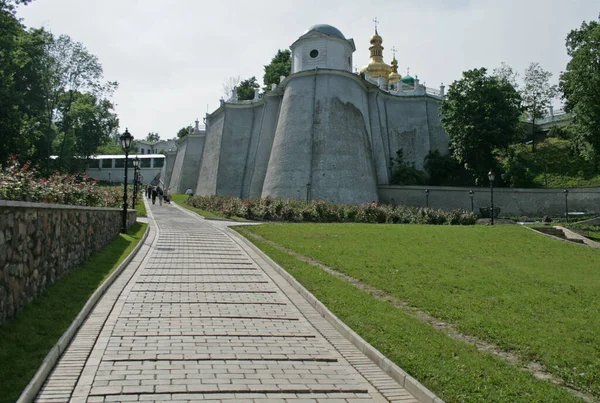 Kiev-Pechersk Lavra 'nın kale duvarları. Bir yaz gününde Kiev-Pechersk Lavra 'nın alt kısmının bölgesi.