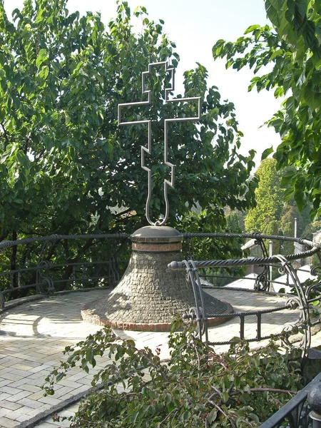 Krzyż na miejscu gdzie cela Mnicha Starszego Jonasza stała w Ioninsky klasztorze Kijowa — Zdjęcie stockowe