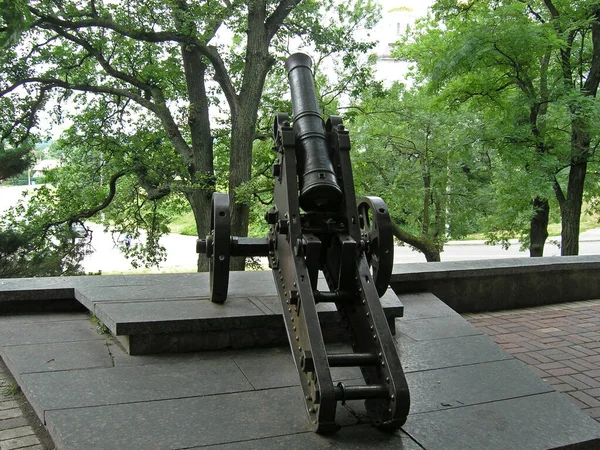 Old cast-iron cannon in Chernihiv on a summer day — Stock Photo, Image