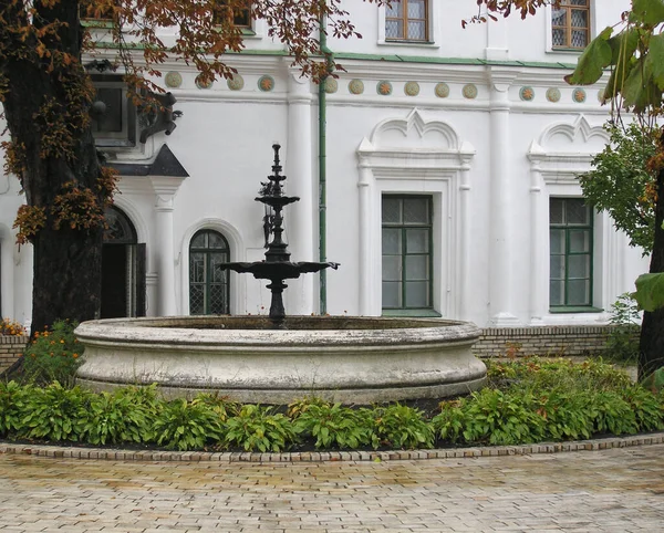 Gamla fontänen i Kiev Pechersk Lavra på en sommardag — Stockfoto