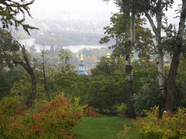 Осенний день в Киевском ботаническом саду — стоковое фото