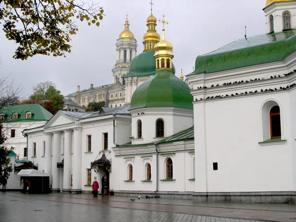 Gezicht op de Verheffing van de Heilige Kruiskerk in de Grotten van Kiev Pechersk Lavra — Stockfoto