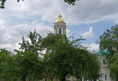 Kiev Pechersk Lavra 'nın büyük çan kulesinin manastır bahçesinden manzara