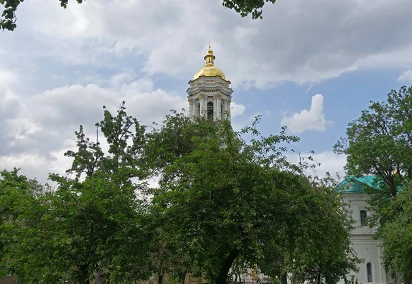 Vista dal giardino del monastero del grande campanile di Kiev Pechersk Lavra — Foto Stock
