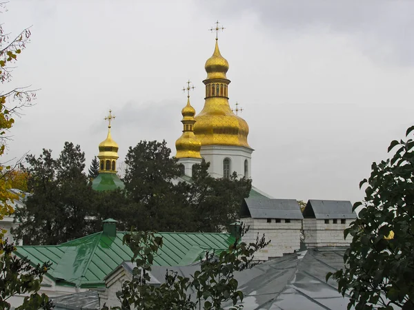 Dómy katedrály sv. Kříže v Kyjevě Pechersk Lavra v deštivém počasí — Stock fotografie