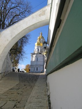 Kiev-Pechersk Lavra 'nın zirvesine giden yol..